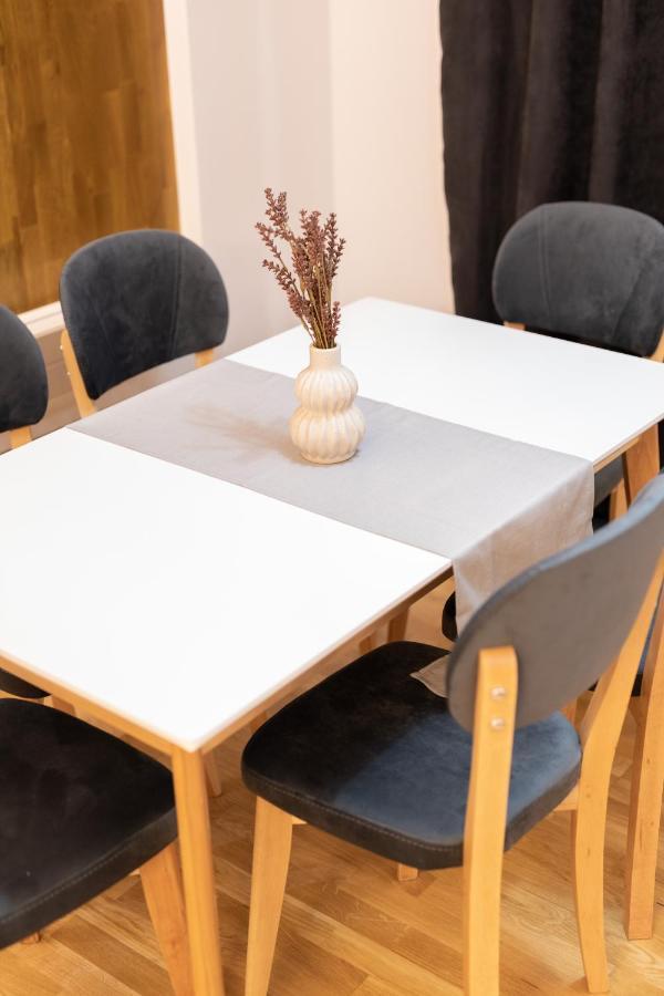 Exclusive 2 Bedrooms Apartment Тирана Екстер'єр фото