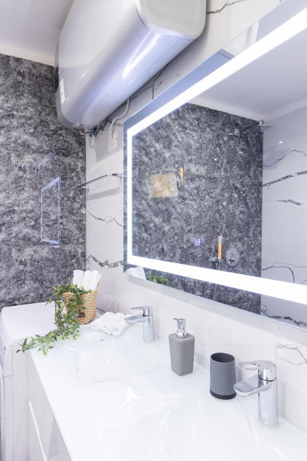 Exclusive 2 Bedrooms Apartment Тирана Екстер'єр фото